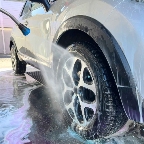 Firma bil der bliver vasket som en del af bilvask for erhverv.