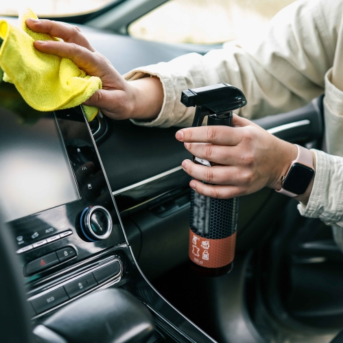 Mand som udfører indvendig rengøring af en bil, til klargøring af bilen.