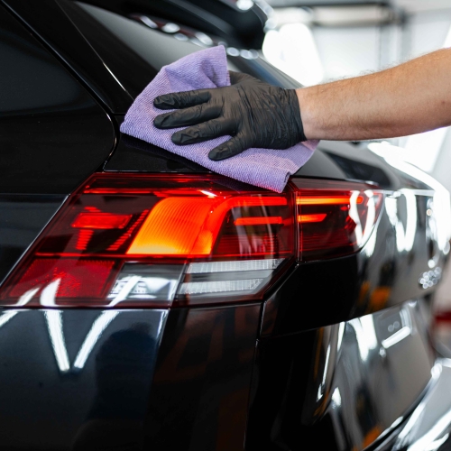 Sort privat bil som bliver tøret af efter privat klargøring.